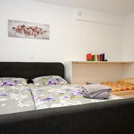 ホテル Hueblers-Schlafquartier Fürstenwalde エクステリア 写真