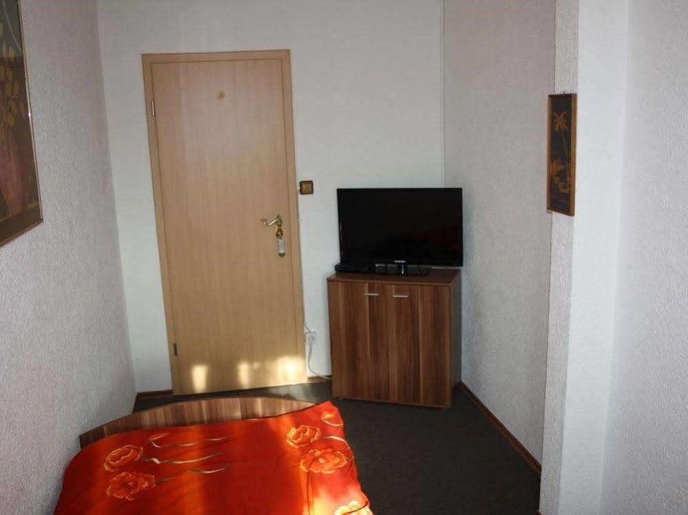 ホテル Hueblers-Schlafquartier Fürstenwalde エクステリア 写真