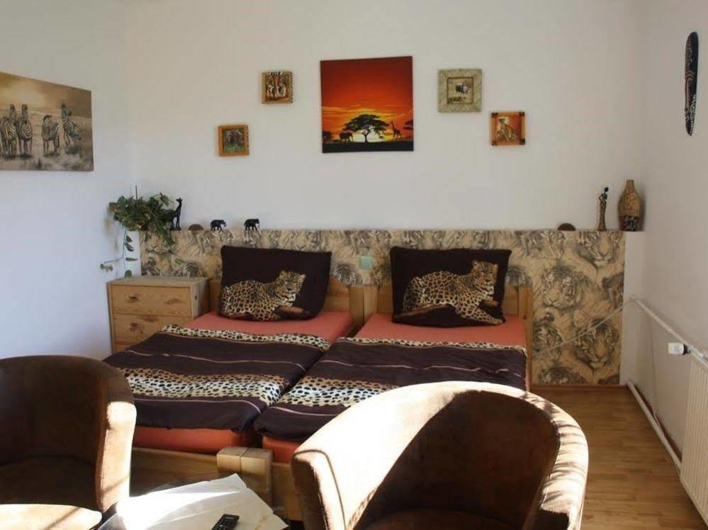 ホテル Hueblers-Schlafquartier Fürstenwalde エクステリア 写真