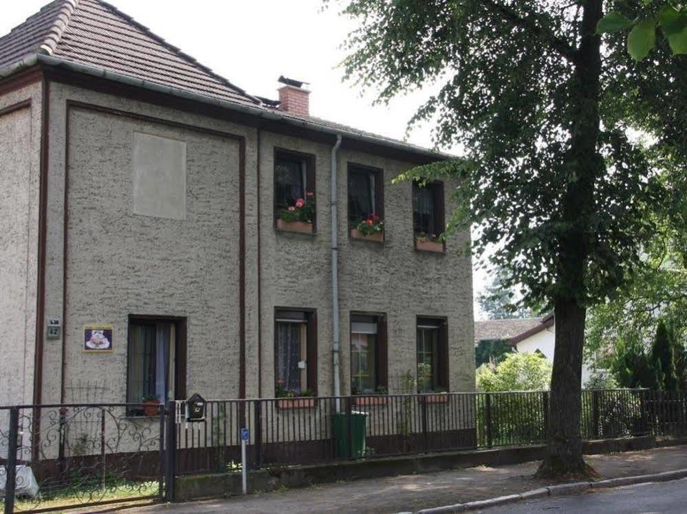 ホテル Hueblers-Schlafquartier Fürstenwalde エクステリア 写真